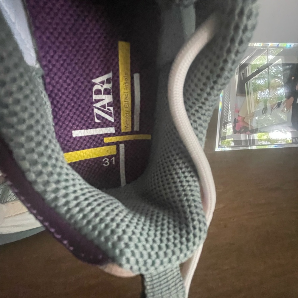 Girls sneakers